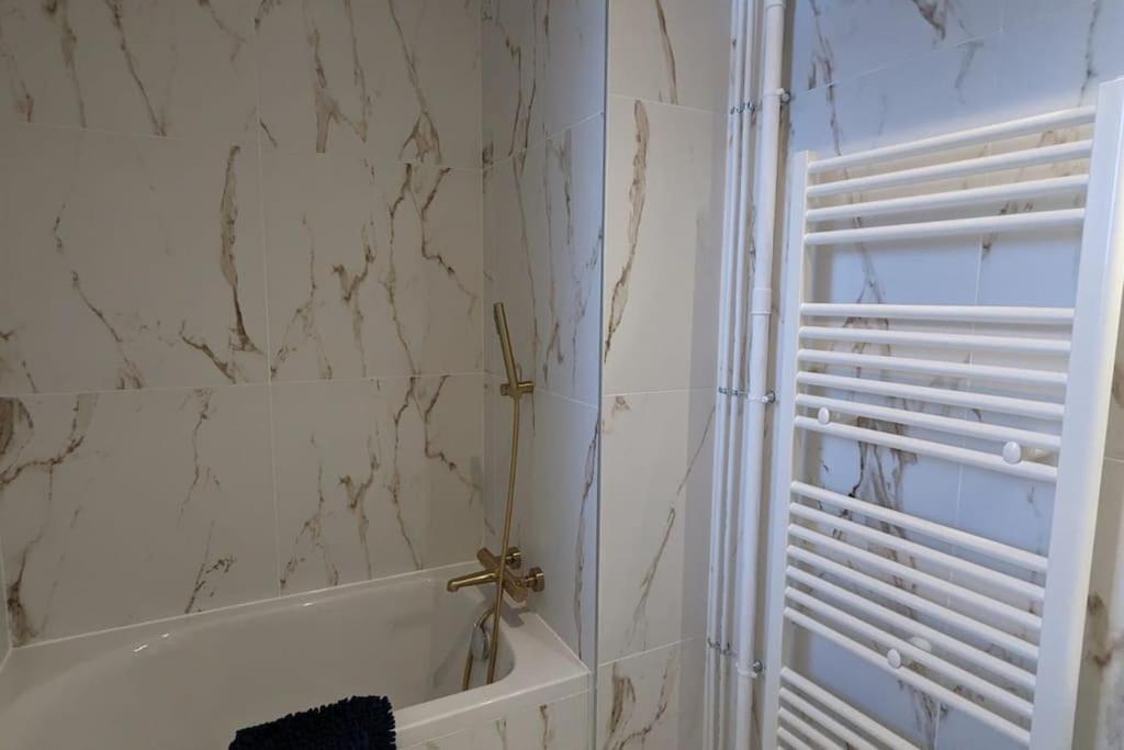 Cosy Queen -3Ch- Centre Ville & Parking Privee - Wifi Haut Debit Pau Exterior foto